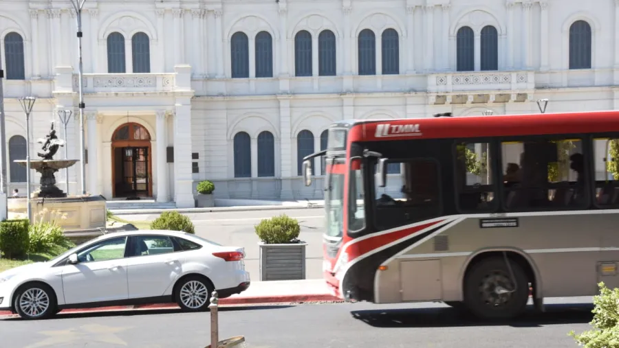 Las empresas de colectivos reducirán frecuencias el fin de semana largo