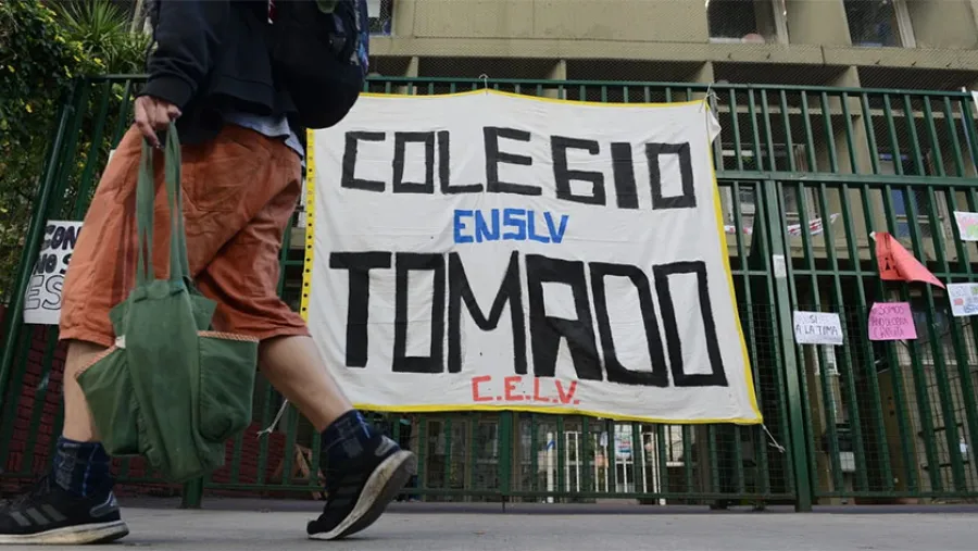Lenguas Vivas, tomado. Esta semana hubo más de 15 colegios en conflicto.