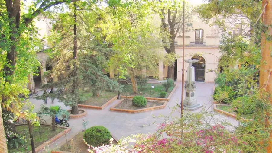 En lo alto. El patio del majestuoso colegio y su desafiante lema, que reemplaza a la tradicional cruz del emperador Constantino por un libro. En lo alto. El patio del majestuoso colegio y su desafiante lema, que reemplaza a la tradicional cruz del emperador Constantino por un libro.
