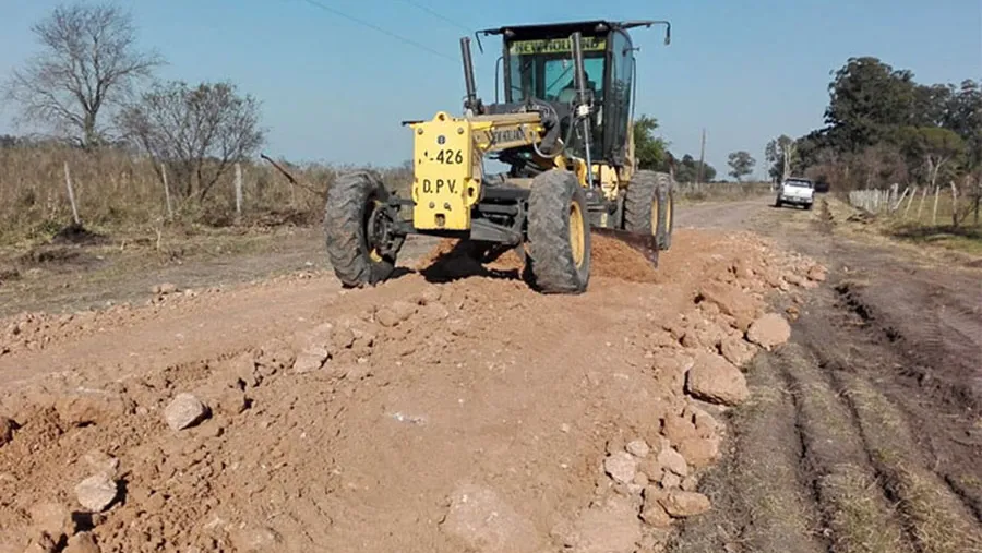En el marco del programa de mantenimiento de caminos productivos, el gobierno, a través de Vialidad provincial, trabaja en la mejora caminos en colonias y comunas del Departamento Colón.