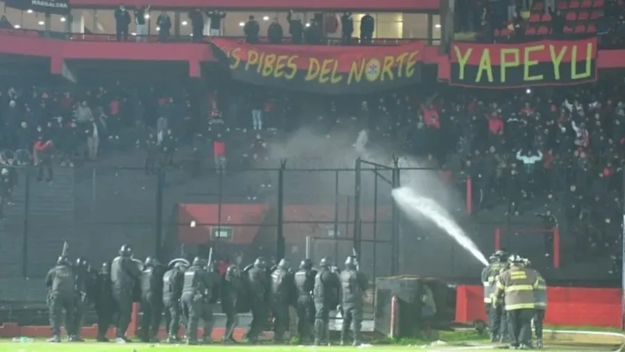 Serios incidentes y suspensión del partido que Colón perdía ante Mitre en Santa Fe Serios incidentes y suspensión del partido que Colón perdía ante Mitre en Santa Fe