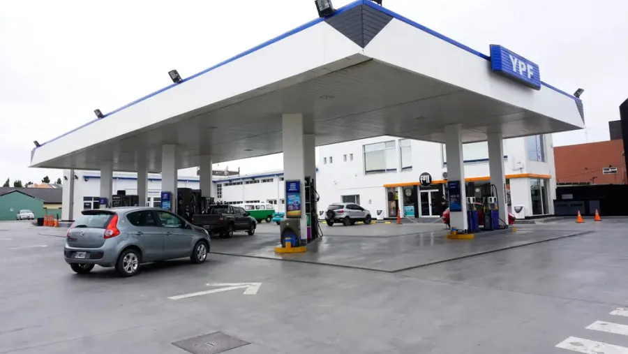 YPF incrementó el precio de esta madrugada un 3,5 por ciento. Se trata del segundo aumento que aplica la empresa en un mes, luego del alza de 4,5 por ciento promedio país que realizó a mediados de agosto.