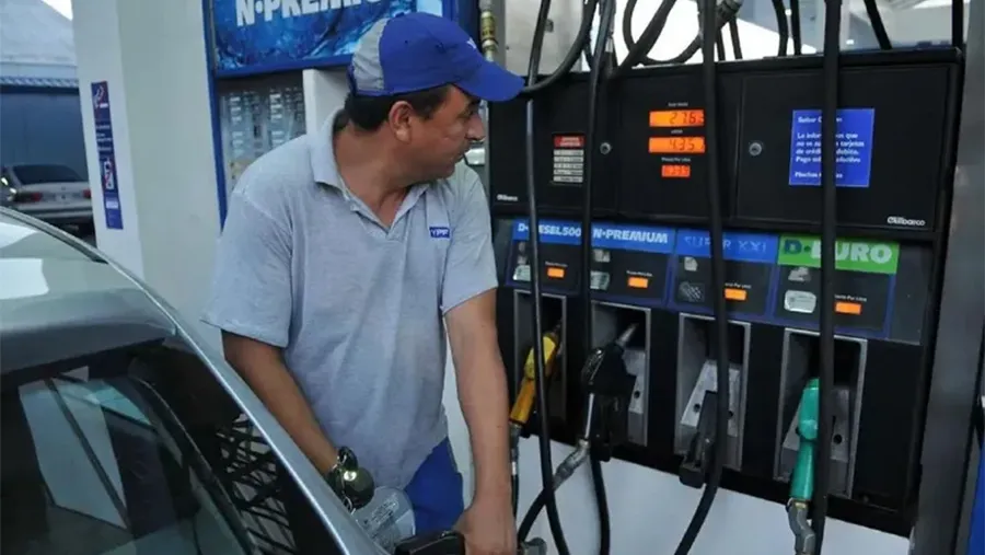 El gobierno comenzó a aplicar a partir del jueves pasado un aumento gradual de los impuestos a los combustibles. Se esperan más aumentos para febrero y mayo. El gobierno comenzó a aplicar a partir del jueves pasado un aumento gradual de los impuestos a los combustibles. Se esperan más aumentos para febrero y mayo.