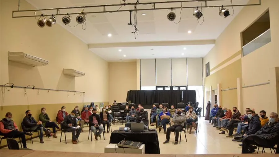 En la Casa del Bicentenario de la localidad se San José se creó un Comité Consultivo de Empresas y Frigoríficos para dar seguridad sanitaria a los trabajadores de esa jurisdicción. En la Casa del Bicentenario de la localidad se San José se creó un Comité Consultivo de Empresas y Frigoríficos para dar seguridad sanitaria a los trabajadores de esa jurisdicción.