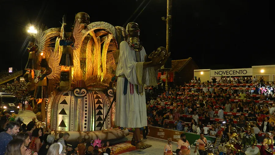 La comparsa Papelitos (Club Juventud Unidad) es la última campeona y como es tradición abrirá la noche inaugural del Carnaval del País. La comparsa Papelitos (Club Juventud Unidad) es la última campeona y como es tradición abrirá la noche inaugural del Carnaval del País.