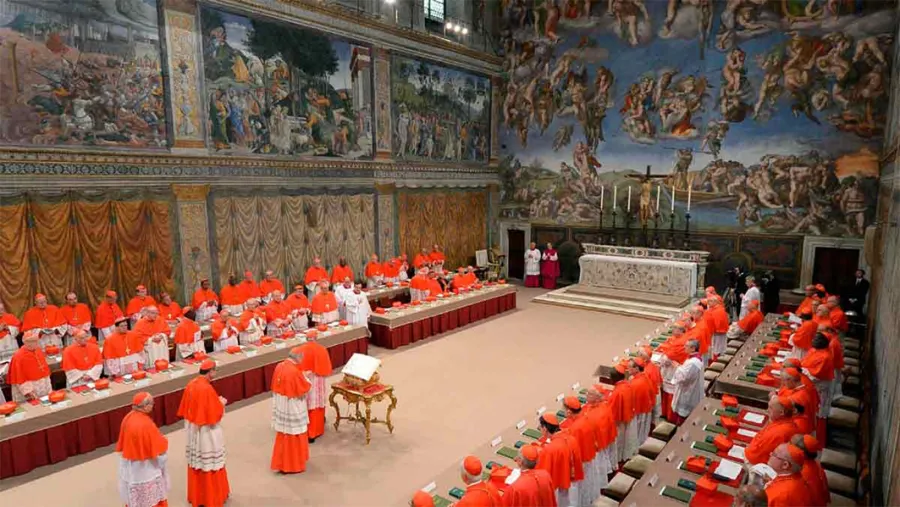 Imagen de archivo de 2013, cuando los cardenales juraron sobre la Biblia que jamás revelarían sus deliberaciones del Cónclave.