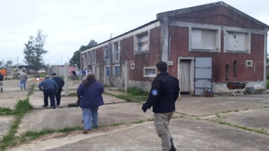 Hallaron 20 trabajadores del arándano viviendo en condiciones de hacinamiento