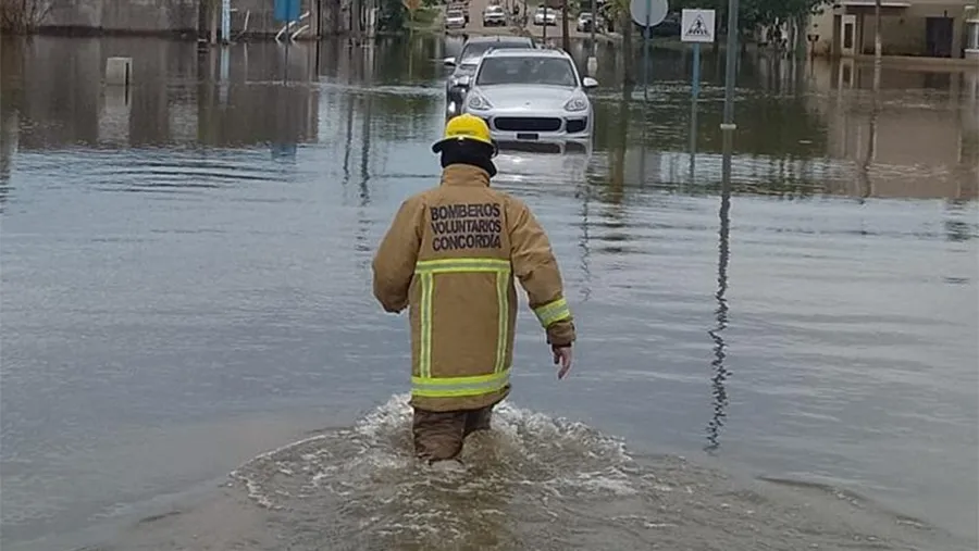 Los Bomberos Voluntarios realizaron ayer un operativo de rescate, luego que un vehículo quedara varado sobre la avenida Castro, entre las calles Salta y Mitre, en una zona afectada por las aguas del río que se encuentra en ascenso. Los Bomberos Voluntarios realizaron ayer un operativo de rescate, luego que un vehículo quedara varado sobre la avenida Castro, entre las calles Salta y Mitre, en una zona afectada por las aguas del río que se encuentra en ascenso.