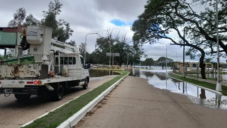 La Rotonda Sur de la Costanera de Concordia está cortada por la crecida del río.