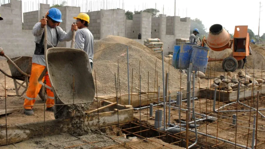 La construcción se vio afectada por el alejamiento del Estado nacional de la obra pública. La construcción se vio afectada por el alejamiento del Estado nacional de la obra pública.
