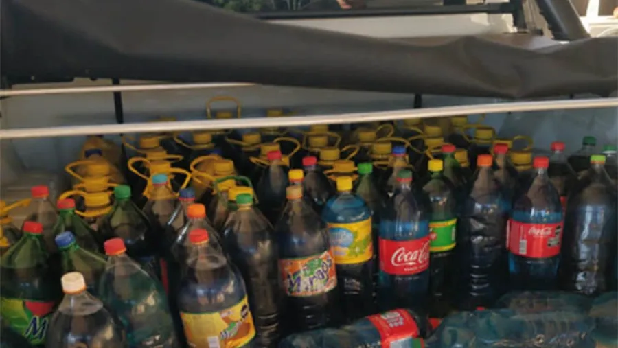 El conductor del vehículo quería contrabandear más de 300 litros de naftas en envases plásticos.