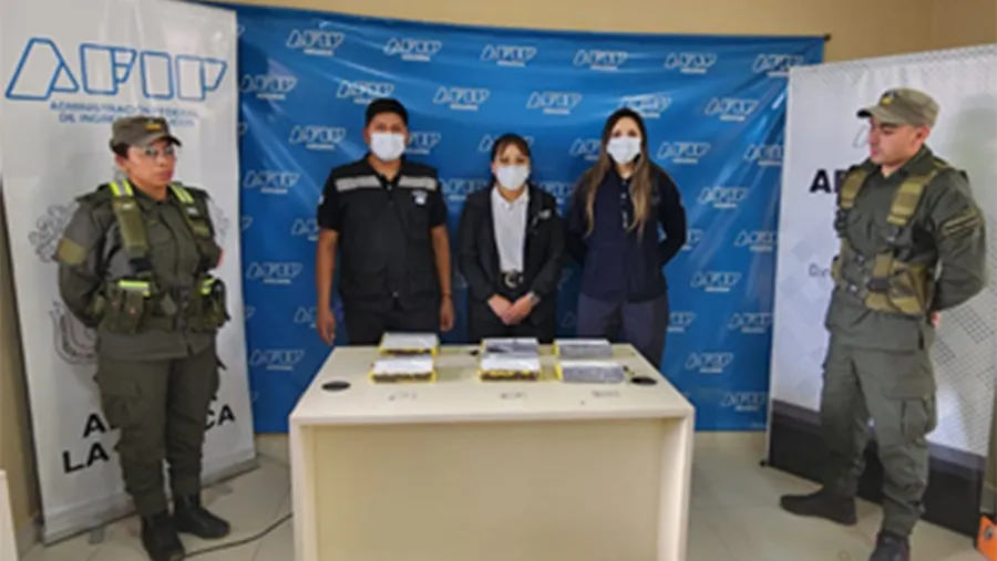 Las tres tenían los panes de cocaína debajo de su ropa. También llevaban 777.000 pesos en efectivo.