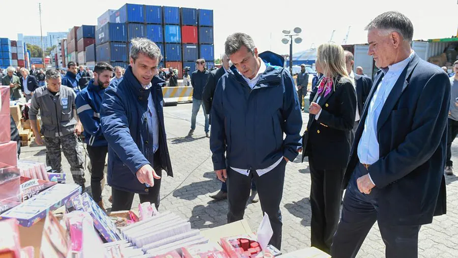 Michel exhibe a Massa parte de la mercadería de contrabando detectada en el mega operativo realizado en el Puerto de Buenos Aires.