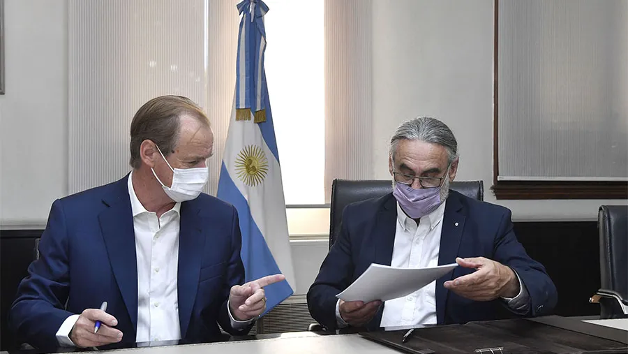 El gobernador Gustavo Bordet y el ministro de Agricultura, Ganadería y Pesca de la Nación, Luis Basterra, suscribieron un convenio por el cual el gobierno nacional y provincial financiarán por más de 240 millones de pesos al sector foresto industrial de Entre Ríos.