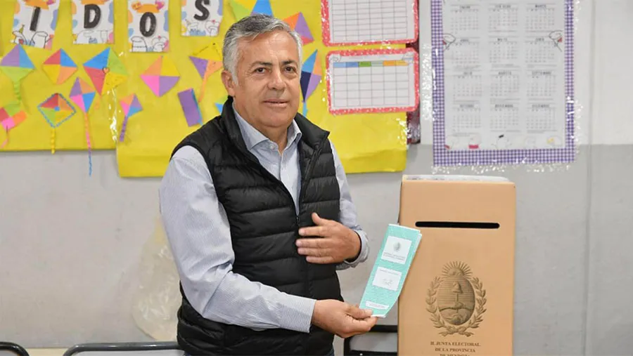 El senador radical Alfredo Cornejo, del Frente Cambia Mendoza, se declaró esta noche vencedor en las elecciones de gobernador en Mendoza. El senador radical Alfredo Cornejo, del Frente Cambia Mendoza, se declaró esta noche vencedor en las elecciones de gobernador en Mendoza.