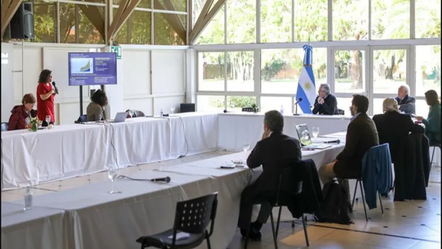 Fernández con infectólogos