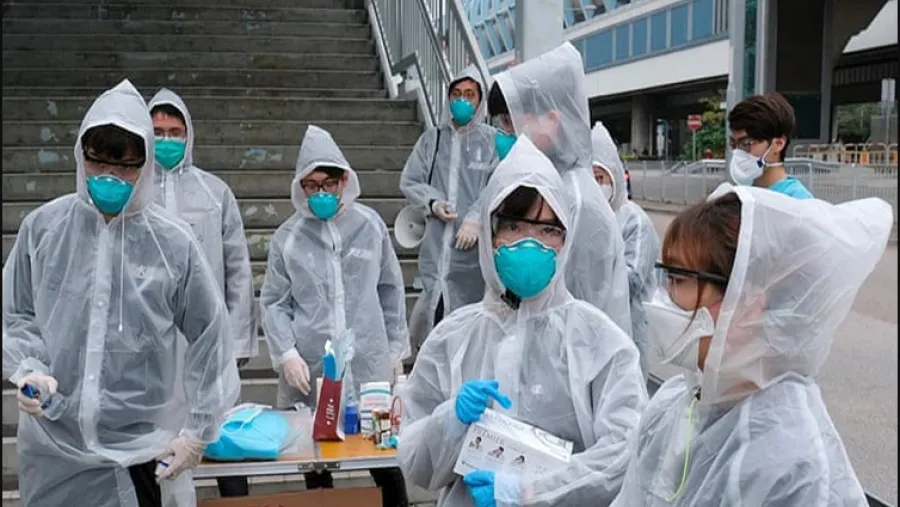 Un grupo de personas utilizando equipos para protegerse del coronavirus Un grupo de personas utilizando equipos para protegerse del coronavirus