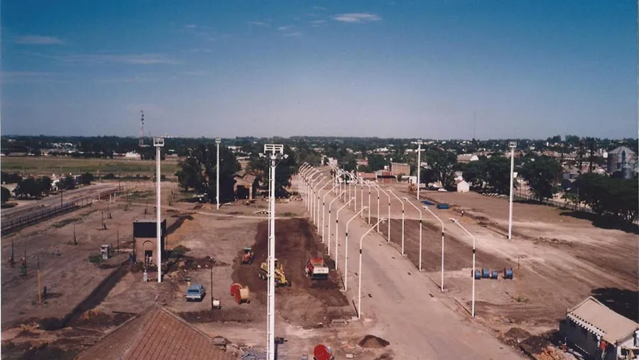 Imagen de archivo de la etapa de construcción del Corsódromo. Hoy celebra 28 años de vida y su presencia es clave para el desarrollo del Carnaval del País y la nave insignia de la temporada de verano. Imagen de archivo de la etapa de construcción del Corsódromo. Hoy celebra 28 años de vida y su presencia es clave para el desarrollo del Carnaval del País y la nave insignia de la temporada de verano.