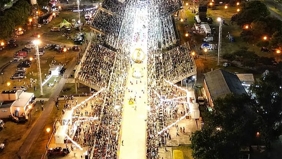 El Carnaval del País que se realiza en Gualeguaychú y tiene repercusión internacional, ni siquiera conmovió a la Legislatura ni al Concejo Deliberante para declararlo de interés legislativo. El Carnaval del País que se realiza en Gualeguaychú y tiene repercusión internacional, ni siquiera conmovió a la Legislatura ni al Concejo Deliberante para declararlo de interés legislativo.
