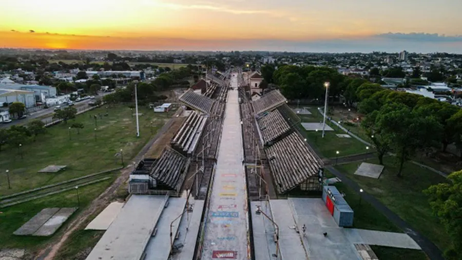 El Corsódromo de Gualeguaychú vibrará durante diez noches de verano porque allí se presenta el mejor Carnaval del País. El Corsódromo de Gualeguaychú vibrará durante diez noches de verano porque allí se presenta el mejor Carnaval del País.