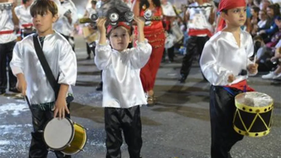 Anoche quedaron inaugurados los Corsos Populares en Gualeguaychú.