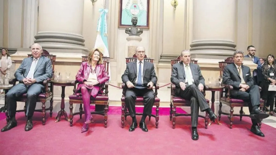 La Corte busca resolver las demandas provinciales contra los DNU de Macri