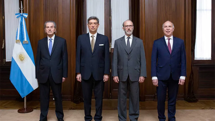 El oficialismo solicitará que los magistrados del máximo tribunal, acusados en el pedido realizado por el Presidente y los gobernadores, se presenten durante el proceso una vez iniciada la investigación en la Cámara. El oficialismo solicitará que los magistrados del máximo tribunal, acusados en el pedido realizado por el Presidente y los gobernadores, se presenten durante el proceso una vez iniciada la investigación en la Cámara.