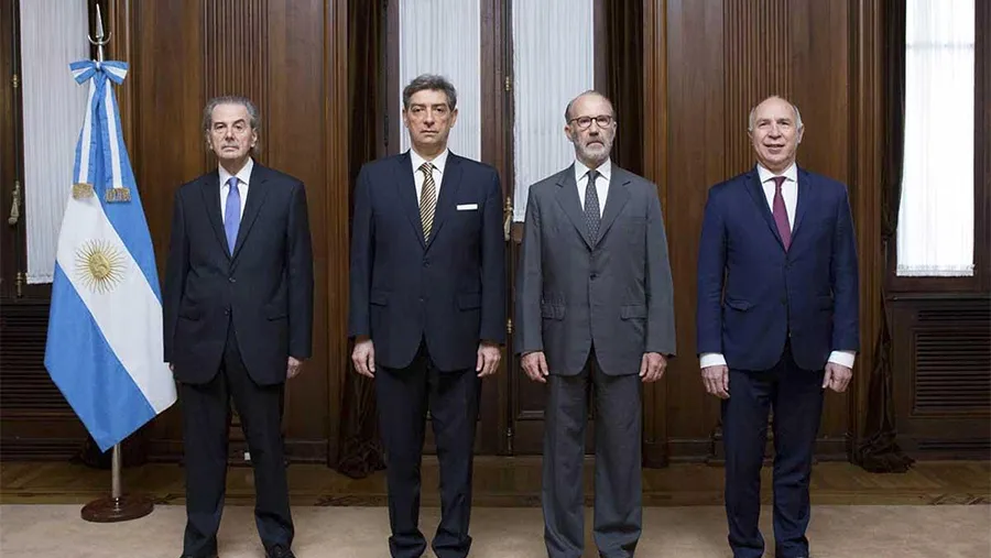 De izquierda a derecha: Juan Carlos Maqueda, Horacio Rosatti, Carlos Rosenkrantz, Ricardo Lorenzetti. La Corte Suprema mira para otro lado ante niños fumigados y barrios contaminados, pero falla a favor de Bayer-Monsanto.