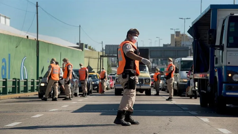 Los controles en el AMBA tienen por objetivo evitar la circulación de personas que no sean personal esencial y de ese modo contribuir en medidas de prevención. Los controles en el AMBA tienen por objetivo evitar la circulación de personas que no sean personal esencial y de ese modo contribuir en medidas de prevención.