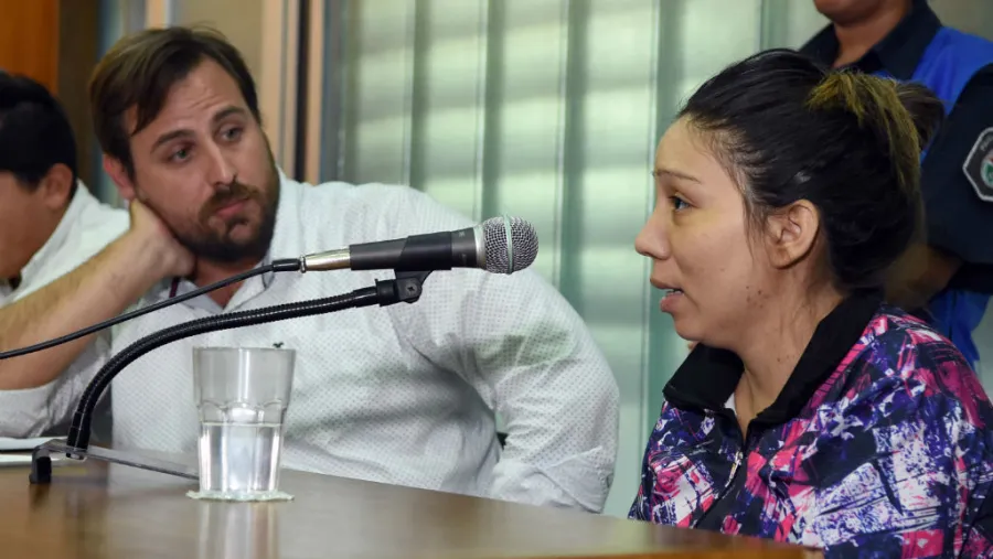 El abogado Patricio Cozzi junto a su defendida, Yanina Lescano