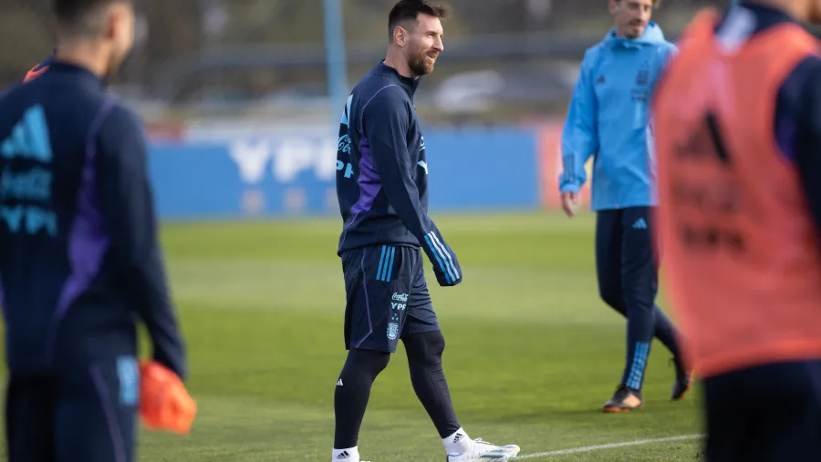 Con la presencia de Messi y el gualeyo Martínez a la par, Argentina se movió en Ezeiza Con la presencia de Messi y el gualeyo Martínez a la par, Argentina se movió en Ezeiza