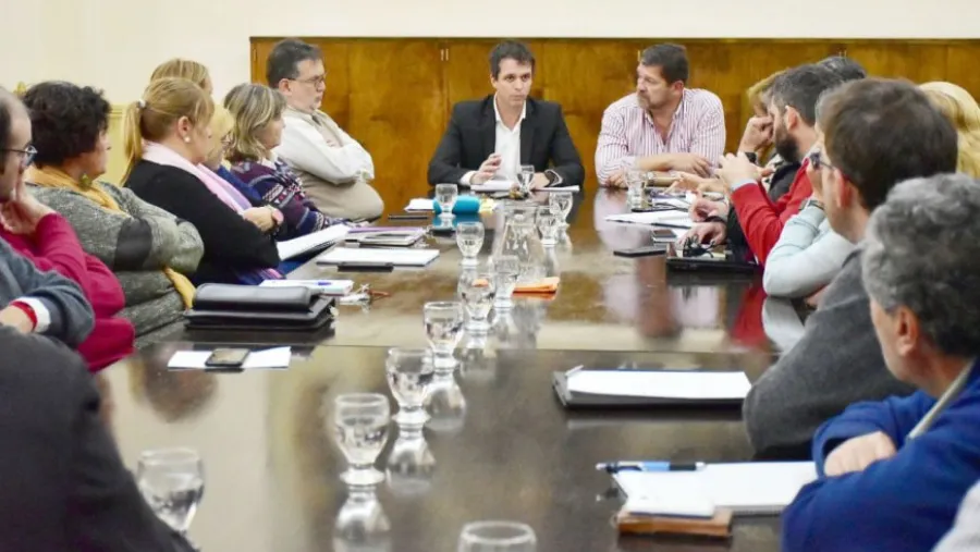 Cresto junto a su equipo de gobierno.