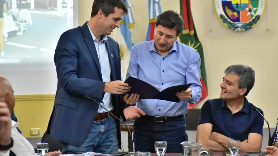 Enrique Cresto junto al ministro de Desarrollo Social, Daniel Arroyo, que fue declarado huésped de honor del municipio Enrique Cresto junto al ministro de Desarrollo Social, Daniel Arroyo, que fue declarado huésped de honor del municipio