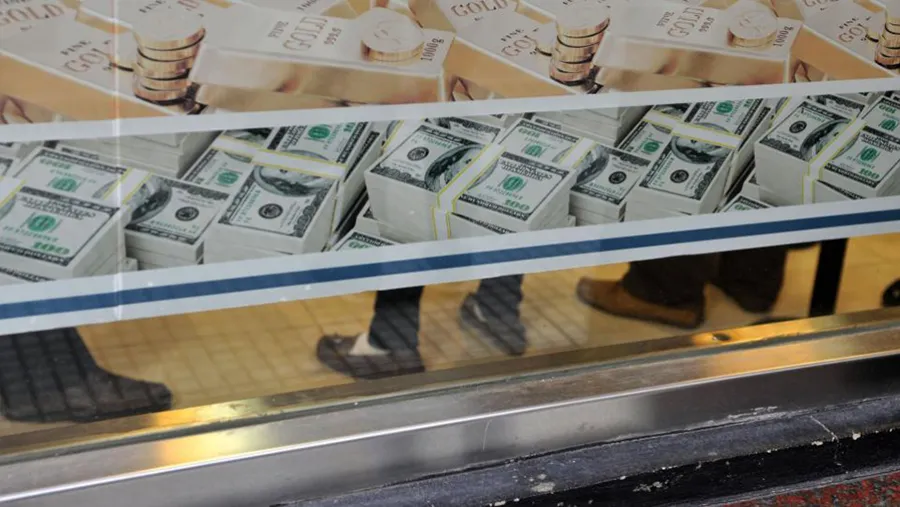 En menos de 15 días se retiraron de los bancos cerca de 3.500 millones de dólares en depósitos. En menos de 15 días se retiraron de los bancos cerca de 3.500 millones de dólares en depósitos.