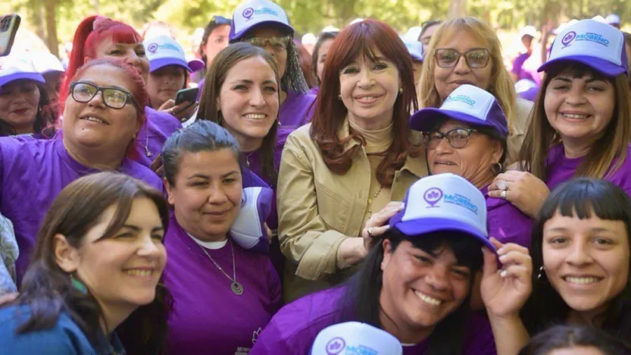 Cristina Kirchner, junto a mujeres que son promotoras de género en los barrios. 