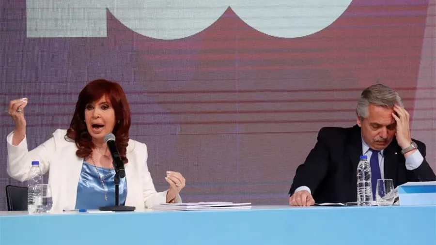 Cristina Kirchner y Alberto Fernández en el acto por el centenario de YPF, en Tecnópolis, el 3 de junio de 2022. Cristina Kirchner y Alberto Fernández en el acto por el centenario de YPF, en Tecnópolis, el 3 de junio de 2022.