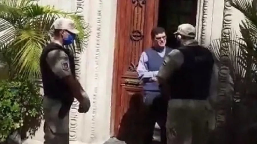 Instante en que personal de Prefectura informa al sacerdote de la apertura de la causa judicial por haber violado la cuarentena. El cura admitió el error y se disculpó por la peregrinación convocada el Viernes Santo.