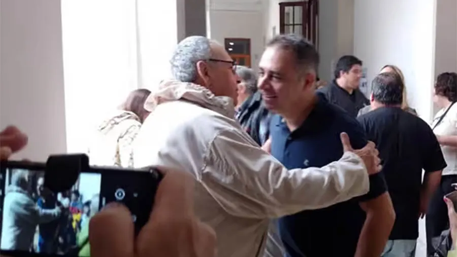 Davico de Juntos por el Cambio se impondría como intendente en Gualeguaychú. Davico de Juntos por el Cambio se impondría como intendente en Gualeguaychú.