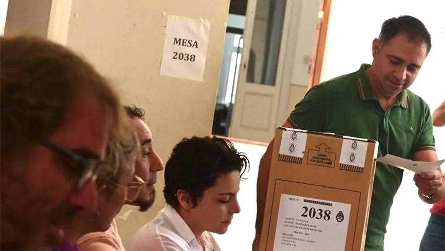 El intendente electo de Gualeguaychú, Mauricio Davico, votó en el Colegio Superior “Luis Clavarino”.