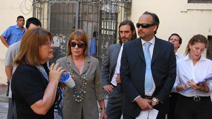 Imagen de archivo de una inspección realizada por la Justicia Federal y que contó con el testimonio de detenidos por la última dictadura cívico militar que dieron cuenta en qué lugares de la UP 2 fueron privados ilegítimamente de su libertad.