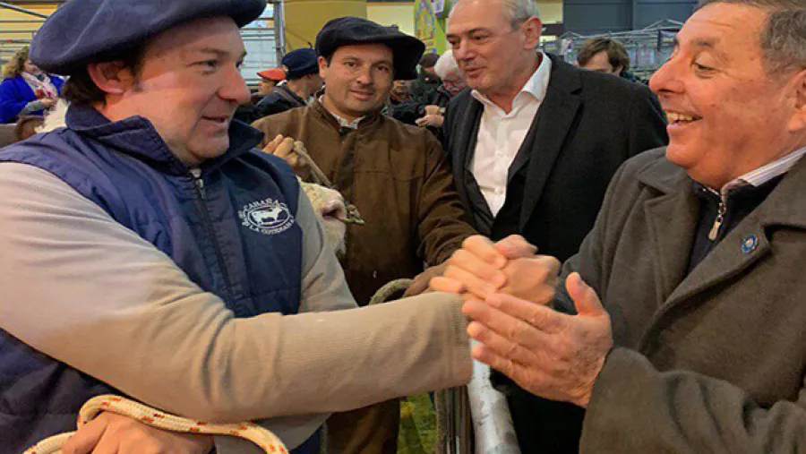 De Ángeli junto a Benedetti en la muestra rural de Palermo