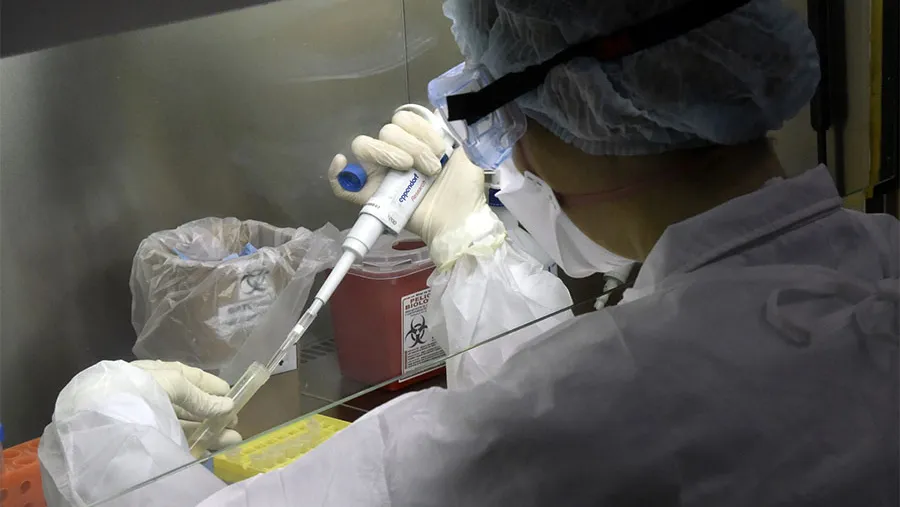 El Ministerio de Salud de la Nación confirmó 81 casos de SARS-CoV-2 variante Delta por laboratorio, de las cuales 62 corresponden a viajeros internacionales, 17 a personas relacionadas con dichos viajeros -contactos estrechos o contactos de sus contactos- con secuenciación de variante Delta; y dos casos en los que hasta el momento no se ha identificado el nexo. El Ministerio de Salud de la Nación confirmó 81 casos de SARS-CoV-2 variante Delta por laboratorio, de las cuales 62 corresponden a viajeros internacionales, 17 a personas relacionadas con dichos viajeros -contactos estrechos o contactos de sus contactos- con secuenciación de variante Delta; y dos casos en los que hasta el momento no se ha identificado el nexo.
