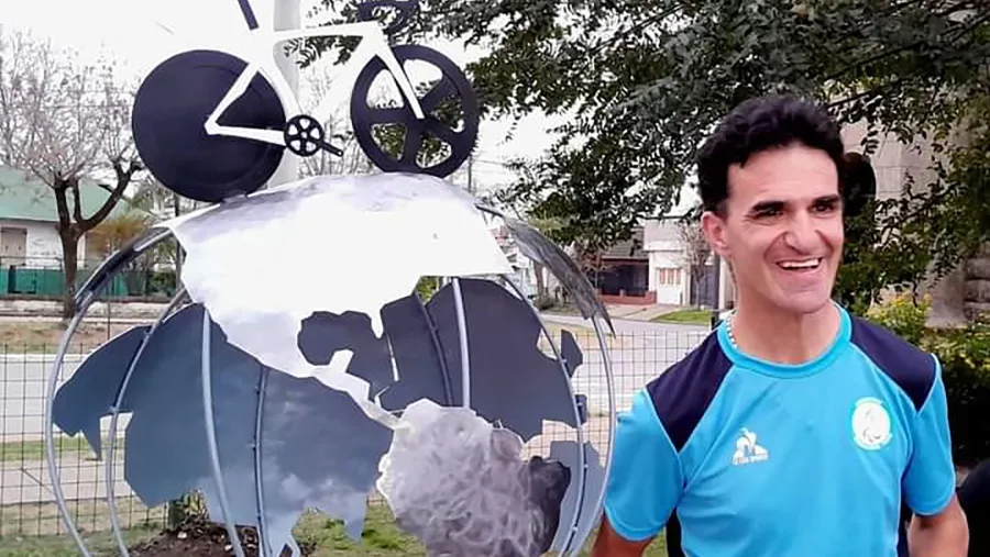 Alumnos de una escuela de Colón le hicieron un monumento a Rodrigo López