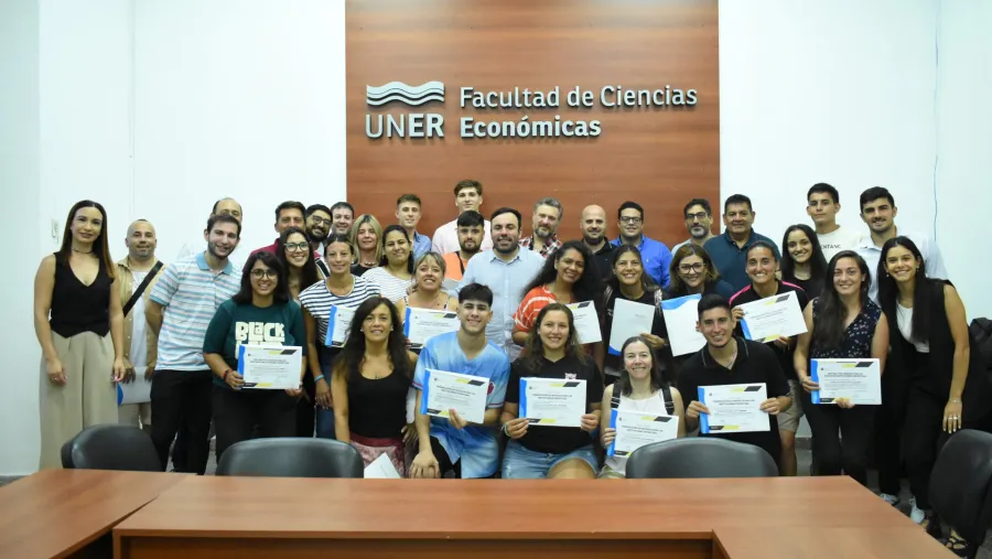 La secretaría de Deportes acompañó entrega de certificados en la UNER