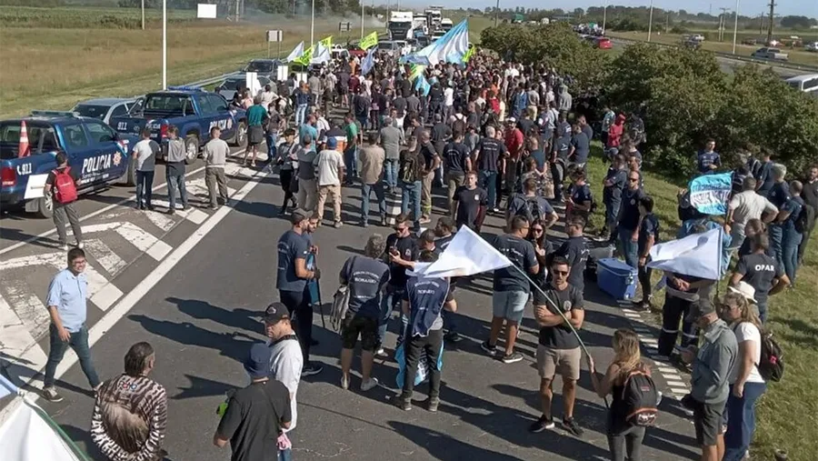 La reacción de los trabajadores ante la amenaza de una ola de despidos ya generó cortes de ruta. La reacción de los trabajadores ante la amenaza de una ola de despidos ya generó cortes de ruta.