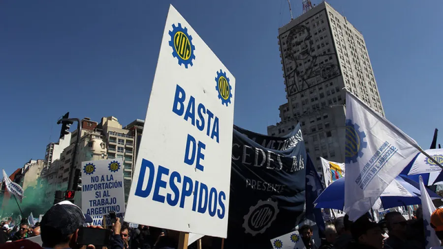 Los trabajadores estatales protestan por los despidos.