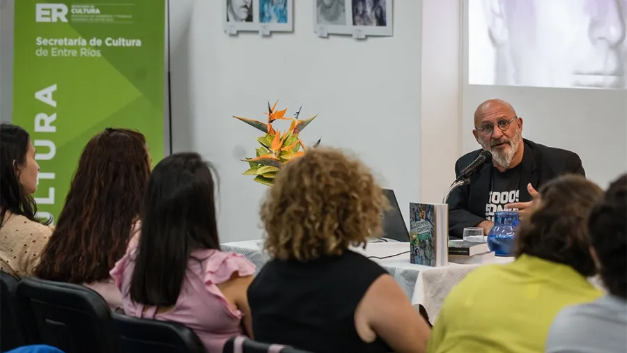 Américo Schvartzman presentó el libro “Siempre conmigo”, que registra la historia de las víctimas uruguayenses del terrorismo de Estado. Américo Schvartzman presentó el libro “Siempre conmigo”, que registra la historia de las víctimas uruguayenses del terrorismo de Estado.