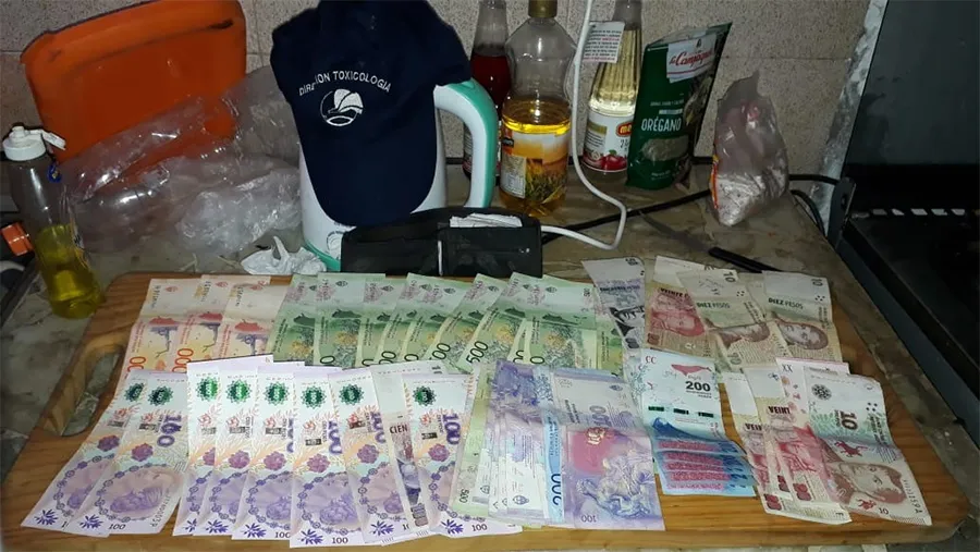 Los allanamientos realizados en General Ramírez permitieron detener a diez personas vinculadas con el narcomenudeo, además de secuestrar gran cantidad de dinero en efectivo.