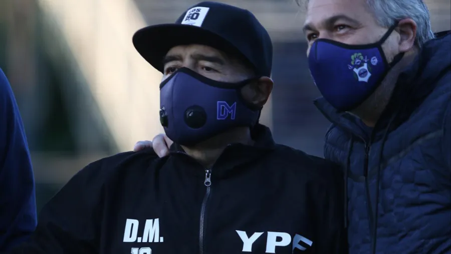 Diego Maradona será operado de urgencia por un coágulo en el cerebro