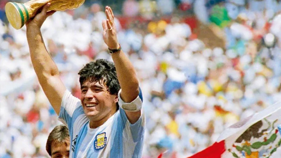 Erigirán una estatua de Maradona en el aeropuerto de Ezeiza